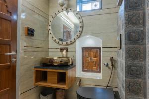 ein Badezimmer mit Waschbecken und Spiegel in der Unterkunft Jeevan Haveli Heritage Hotel & Museum in Nawalgarh + 40 Fotos