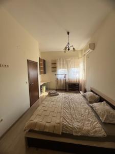 Postel nebo postele na pokoji v ubytování Лукс апартамент Базилика отделен вход