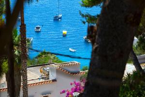 卡普里Casa Schiattarella Capri的享有水域和船只的景色