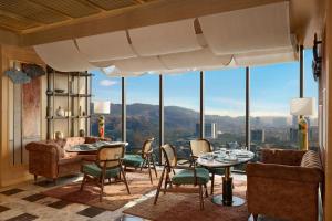 Cảnh núi rừng hoặc tầm nhìn ra núi từ khách sạn