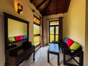 Habitación con espejo, mesa y silla en Go Yala Hostel, en Tissamaharama