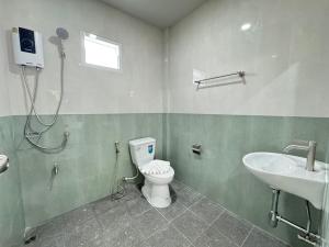 Koupelna v ubytování Karon Little House