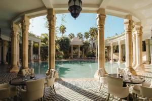 Бассейн в Le Palais Rhoul and Spa или поблизости