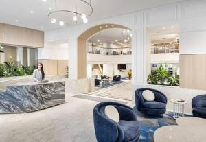 Una mujer parada en un mostrador en un vestíbulo. en Modern Apartments Step from Quay west Sebel, en Sídney 57 fotos más