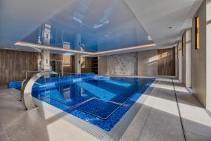 Porta Mare Active & Spa Resort في دجيفنوفيك: مسبح كبير مع ماء ازرق في مبنى