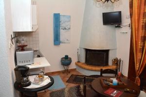 cocina con sala de estar con chimenea en ΑΡΣΙΝΟΗ apartments1, en Arachova