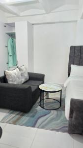 una sala de estar con un sofá y una mesa en Exciting, en Ongata Rongai 