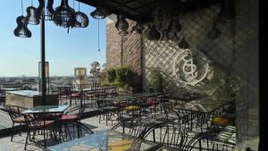 um grupo de mesas e cadeiras em um restaurante em Gold Crest Grand Apartments City View -DHA Phase 4 Lahore em Lahore