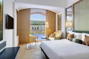 TV a/nebo společenská místnost v ubytování Trident Gurgaon