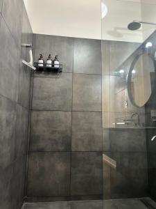 een badkamer met een glazen douche met wastafel bij Farrell Suite Casco Historico in San Antonio de Areco