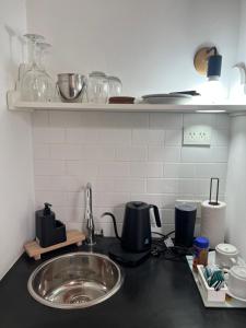 een aanrecht met een wastafel en een aanrecht bij Farrell Suite Casco Historico in San Antonio de Areco