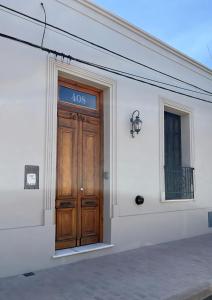 een deur aan de zijkant van een wit gebouw bij Farrell Suite Casco Historico in San Antonio de Areco +4 foto's