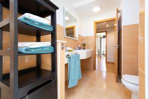 un bagno con un water e un lavandino di Apartamento Luz de Poniente a Llanes Altre 35 foto