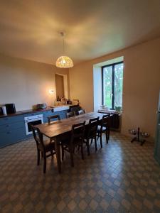 Un comedor con una mesa y algunas sillas. en Paradis en Berry, en Le Pêchereau