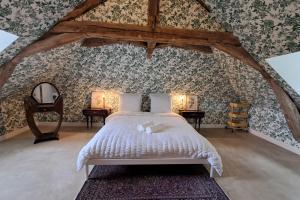 1 dormitorio con 1 cama blanca en el ático en Paradis en Berry, en Le Pêchereau 44 fotos más