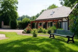 ムン・シュル・ロワールにあるChambre Japonisante, La Bonnerieの家の前の芝生に腰掛けたベンチ