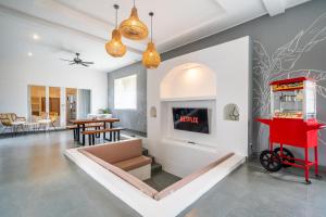 Μια τηλεόραση ή/και κέντρο ψυχαγωγίας στο Azure Suites, Tibubeneng, Canggu
