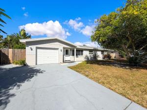 une maison avec un garage blanc et une allée dans l'établissement 3485 Floral Drive SE, à Four Corners