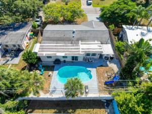 vue aérienne d'une maison avec piscine dans l'établissement 3485 Floral Drive SE, à Four Corners