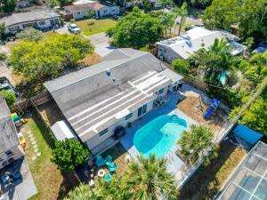 vue aérienne d'une maison avec piscine dans l'établissement 3485 Floral Drive SE, à Four Corners