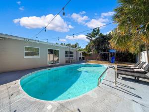 une piscine avec un banc à côté d'une maison dans l'établissement 3485 Floral Drive SE, à Four Corners