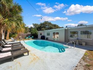 une piscine avec des chaises et une maison dans l'établissement 3485 Floral Drive SE, à Four Corners 49 autres photos