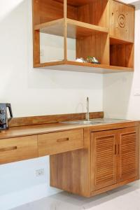 Кухня или мини-кухня в A103 Banjong 1 Bed apart Near Nai Harn Beach
