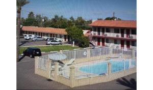 een uitzicht over een zwembad op een parkeerplaats bij Del Rio Hotel O near Mesa Downtown in Mesa