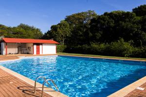 a swimming pool in front of a building at Cocon Madeleine Confort et piscine wifi et climatisation in Cayenne
