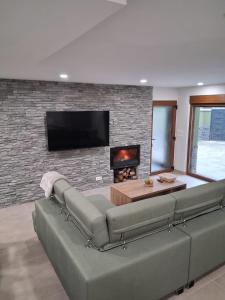 een woonkamer met een bank en een open haard bij Casa Rural Del Valle Estrecho 