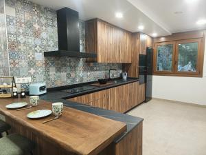 een keuken met houten kasten en een houten aanrecht bij Casa Rural Del Valle Estrecho 