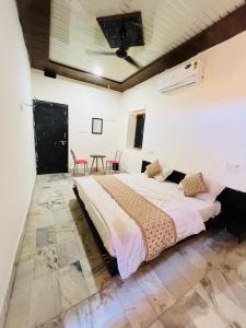 a bedroom with a large bed in a room at Hotel Megha Haveli in Jaisalmer