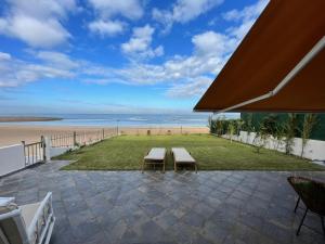 Maison Bord de Mer Skhirate في الصخيرات‎: فناء مع مقعد وإطلالة على الشاطئ