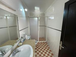 Maison Bord de Mer Skhirate في الصخيرات‎: حمام مع حوض ومرحاض ومرآة