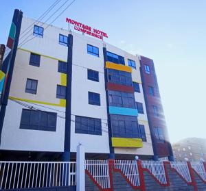 un bâtiment avec des fenêtres colorées sur son côté dans l'établissement Montage Luxury Hotel, à Kitengela 