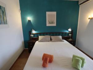 a bedroom with a bed with two towels on it at EnBonaMà: alquiler de casa de vacaciones con piscina privada y bonitas vistas - ES-366-12 in Palau-Saverdera +28 photos