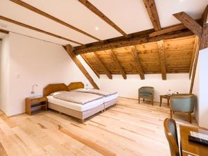 Ένα ή περισσότερα κρεβάτια σε δωμάτιο στο Hôtel de l'Aigle