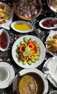 Moon_Valley_Siwa في سيوة: طاولة مع أطباق من الطعام ووعاء من الغطس