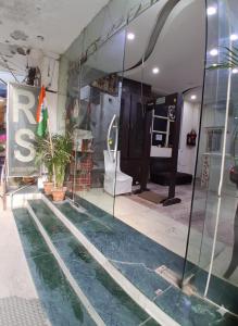 Hotel RS international Couple Friendly في نيودلهي: باب زجاجي لمحل فيه زرع