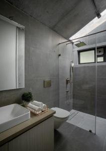 ein Badezimmer mit Toilette, Waschbecken und Dusche in der Unterkunft LohonoStays Villa Amani 8B in Coonoor