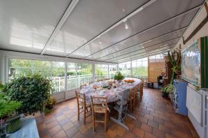 a dining room with a long table and chairs at "Chambre Lorris", Ferme de la Borde in Saint-Benoît-sur-Loire