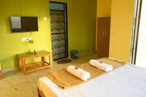 Un dormitorio con una cama con toallas. en Lake Breeze Resort, en Alibaug 39 fotos más