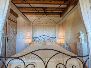 Ένα ή περισσότερα κρεβάτια σε δωμάτιο στο Les Charmes : Suite Familiale