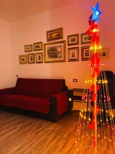 ein Wohnzimmer mit einem Weihnachtsbaum mit Lichtern in der Unterkunft Garda Art&Lake in Peschiera del Garda