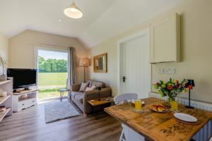 The Bolthole في Biddenden: غرفة معيشة بها طاولة وأريكة