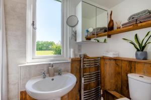 The Bolthole في Biddenden: حمام مع حوض ونافذة +23 صورة