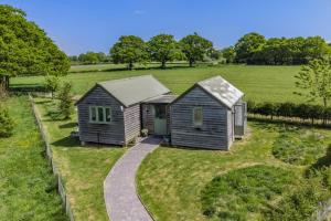 The Bolthole and Warren في Biddenden: منزل صغير في حقل مع مسار