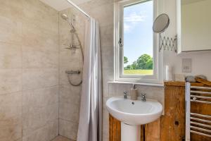 The Bolthole and Warren في Biddenden: حمام مع حوض ودش +28 صورة