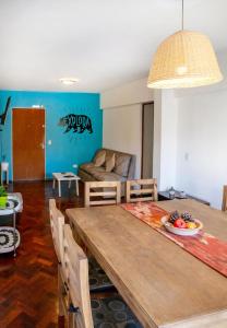 Amplio y cómodo - Excelente ubicación في ميندوزا: غرفة معيشة مع طاولة وأريكة