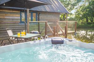 Hồ bơi trong/gần The Boathouse